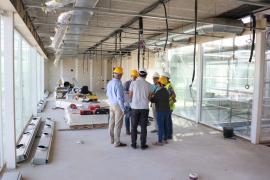 La batlessa de Santanyí i el regidor de Turisme van fer una visita a les obres del centre de Cala d'Or.