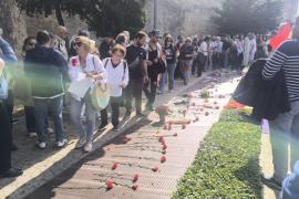 Desenes de persones han participat en l'ofrena floral al Mur de la Memòria de Palma.