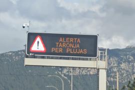 Allau de crítiques pel missatge de la DGT a les carreteres de Mallorca: «Alerta taronja per plujas»