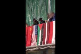 Imatge del vídeo difós en què es veu la bandera de Palestina devora la dels EUA.