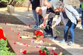 Desenes de persones varen participar en l'ofrena floral al Mur de la Memòria del cementeri de Palma.