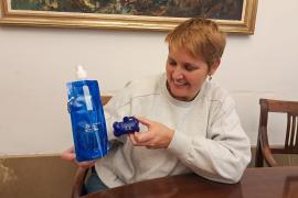 La regidora Antònia Frau amb el material que es repartirà.