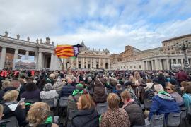 Una bandera de Mallorca oneja a la plaça de Sant Pere del Vaticà.