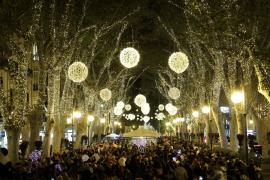 Unes 25.000 persones han sortit als carrers de Palma per a veure l'encesa de llums de Nadal.