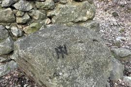 Denuncien l'aparició de pintades neonazis al Monument Natural de les Fonts Ufanes