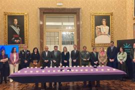 El Parlament recorda les víctimes de violència masclista amb una encesa d'espelmes