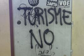 Sucesos.- Aparecen pintadas vandálicas en Alcúdia y la Policía Local advierte a los autores: "El momento llegará"