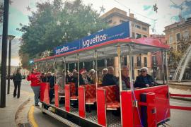 El Trenet de Nadal apropa la màgia de les festes a les persones grans de Palma.