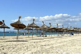 El GOB adverteix que no es poden aplicar noves tarifes als serveis de platja sense aprovació oficial