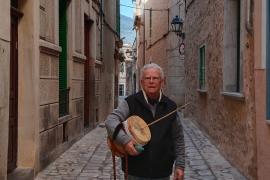 Entre les gloses preferides de Pere Bisbal es troba «Mon pare carbó va fer» i «¿Qué es la política (padre)?».