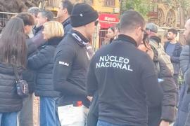 Militants d’ultradreta es concentren a Cort per insultar Pedro Sánchez