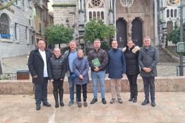 Integrants de Vox en una visita a Sóller.