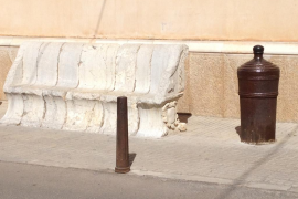 Canó felipista cap per avall al portal del Convent de Felanitx.