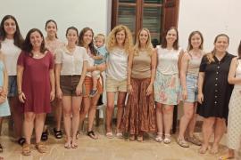 Imatge d’arxiu de les dotze membres de la Junta Directiva actual del Col·lectiu de Pageses amb la seva presidenta, Malen Martorell, al centre.