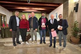 D’esquerra a dreta Miquel Serra, Antònia Arbona, Miquel Nadal, Pere Perelló, Jaume Garau i Manel Santana ahir a la presentació del nou poemari.