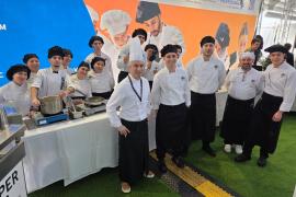 Els alumnes de l’Institut ofereixen degustacions de fava parada a Horeca