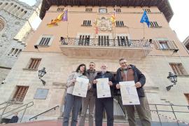 Integrants de Més per Sóller presenten el cicle Obrim la Memòria.