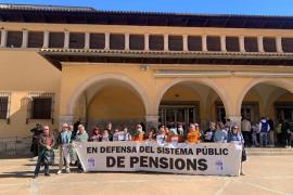 Desenes de persones protesten a Palma per la caiguda de ‘l'escut social’ i reclamar una millora en la condició de vida de les classes populars.