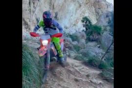 Fotograma del vídeo en què es pot veure una motocicleta en un camí públic de muntanya.