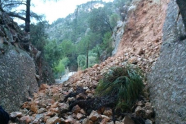 Un mur de contenció del túnel es desploma sobre les vies del tren