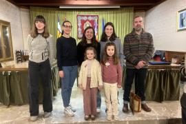 A l’esquerra, els guanyadors del concurs de dibuix amb les Valentes Dones adultes i infantils; i a la dreta, Moisès Aguiló, que representarà el programa, cartell i camiseta.