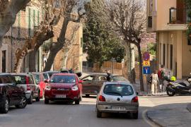 Un policia dona indicacions, cotxe a cotxe, dels canvis.