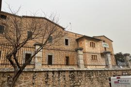 Les Escolàpies prenen forma renovant aquests dies els seus grans finestrals