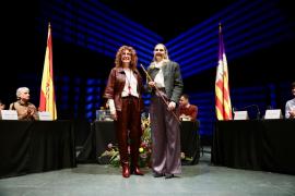 Xisca Mora (El Pi) ha fet entrega de la vara de comandament de la batlia de Porreres a Maria Agnès Sampol (PP).