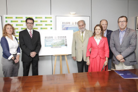 Maribel Crespí, Jaume Juan, Antonio Rodríguez, Maria del Carme Soler, Joan Vanrell i Segismundo Morey ddurant el lliurament de la planxa.