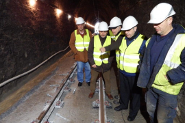 Recta final de les obres del túnel del tren, que dilluns repren el servei