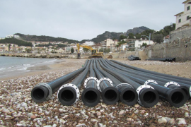 Els tubs que han de dipositar l'arena de pedrera.