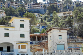 PORT DE SOLLER. SOCIEDAD. La actriz Chelsea Handler rehabilita un chalet en la primera línea