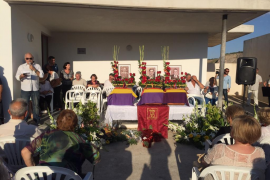 Fotografia de l'acte de lliurament de les restes de les tres víctimes republicanes trobades a la fossa de Sant Joan (Joan Gual, Miquel Salom i Jaume Gual).