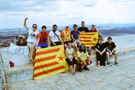 Una desena de persones ha pujat al Puig de Sant Salvador de Felanitx. Hi han desplegat diverses estelades. 