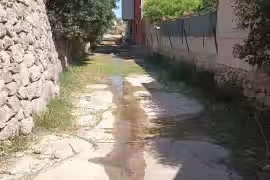 L'aigua era visible dins el torrent.