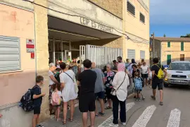 Nervis, rialles i emoció en el primer dia de curs