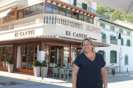 Anaïs Perrotte davant el restaurant «Es Canyís» un punt de referència a la platja d’en Repic.