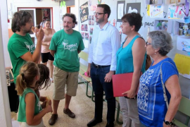 El batle de Palma, José Hila; la tinent de batlia d’Educació i Esports, Susanna Moll, i la regidora de Benestar i Drets Socials, Mercè Borràs, han visitat el CEIP Es Pont.