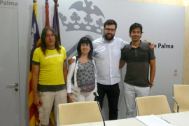 D'esquerra a dreta: Pau, voluntari de Greenpeace i membre de la Plataforma Al Molinar Port Petit, Ángels Fermoselle, representant d'ARCA i membre de la Plataforma, el tinent de batlia de Model de Ciutat, Urbanisme i Habitatge Digne, Antoni Noguera i el portaveu de la Plataforma, Pedro Martínez.
