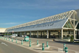 El Parlament demana 30 minuts d'aparcament gratuït als aeroports