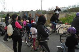 Un centenar de persones ha participat a la marxa per reclamar una Escola Nova a Campos.