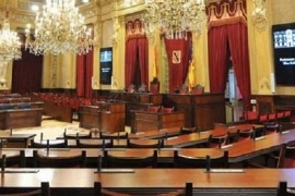 El Parlament exigeix transparència i control en el finançament dels partits