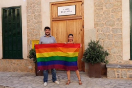 La bandera que l'Agrupació DEIA ha regalat a l'Ajuntament, entregada pels regidors Lluís Apesteguia i Cris López. 