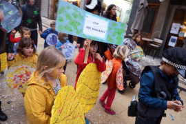 Una de les comparses que han participat en la desfilada de disfresses.