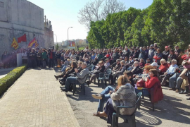 Desenes de persones s'han aplegat al Mur de la Memòria del Cementiri de Palma.