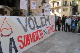 Pancartes i cartells reclamant el dret a entrar i sortir gratis del poble.