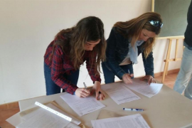 Cort signa un conveni amb associacions animalistes per facilitar l’adopció.