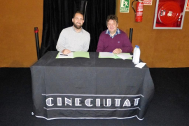 El president de CineCiutat, Javier Pachón, i el president de l'Associació Ona Mediterrània, Tomeu Martí,