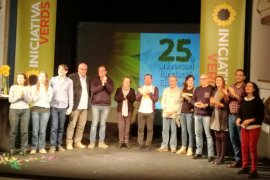 Imatge de família de l'acte del 25è aniversari d'Iniciativa Verds celebrat dissabte al Teatre Mar i Terra.