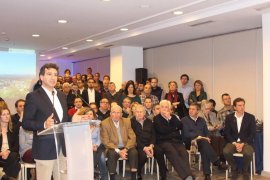 Company durant un dels actes de presentació de la seva candidatura a liderar el PP de Balears.